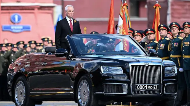 Одягнений у цивільне, парад приймав міністр оборони Росії Андрій Бєлоусов