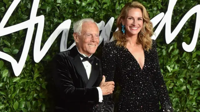 جولیا رابرتز ستاره هالیوود در کنار جورجو آرمانی طراح لباس در یک مهمانی 