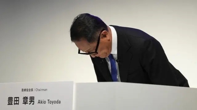 آکیو تویودا در یک نشست خبری به خاطر تخلف در آزمایش‌های ایمنی عذرخواهی کرد