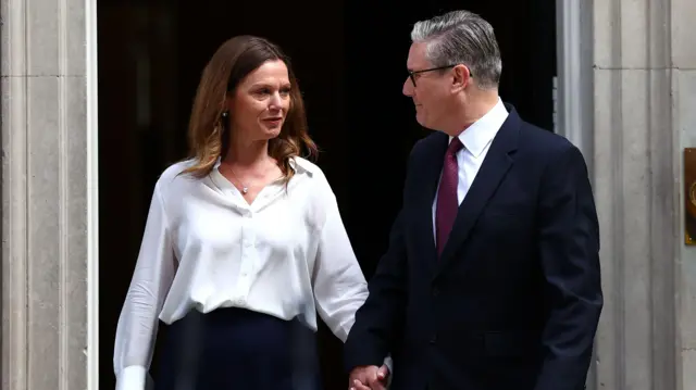 Premier Keir Starmer i jego żona, Victoria Starmer, po ogłoszeniu rezygnacji ze stanowiska premiera Wielkiej Brytanii i przewodniczącego Partii Pracy, przed budynkiem nr 10 na Downing Street, 22 czerwca 2026 r. w Londynie, Anglia.