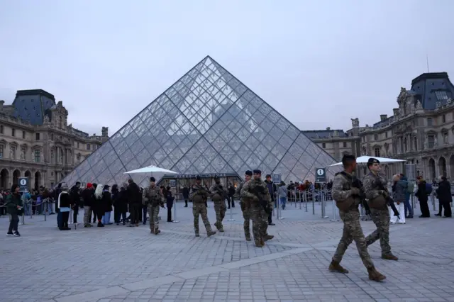 Военный патруль у музея, 17 декабря 