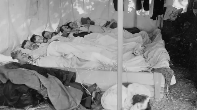 Hata mwanzoni mwa Karne ya 20, ilikuwa kawaida kabisa kwa watu kulala pamoja na marafiki au wafanyakazi wenza