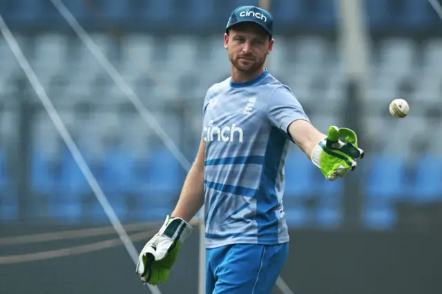 වත්මන් ලෝක කුසලාන හිමිකරුවන්ට ඔවුන්ට ඉදිරියේදී ක්‍රීඩා කිරීමට ඉතිරි ඇති තරග තුනෙන් ජයග්‍රහණ තුනක් අවශ්‍ය වන අතර අවසන් පූර්ව වටයට පැමිණීමට ඔවුන්ගේ දල ලකුණු ලබා ගැනීමේ වේගය සහ වෙනත් කණ්ඩායම්වල තරග ප්‍රතිඵල අසාමාන්‍ය ලෙස වෙනස් විය යුතුය.