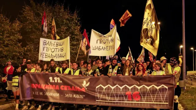 Grupa studenata sa transparentima i zastavama