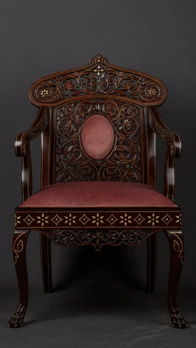 गुजरातच्या राजेशाही थाटाची साक्ष देणारी ही 'दरबार खुर्ची' खरोखरच पाहण्यासारखी आहे. 19 व्या शतकातील पश्चिम गुजरातमधील एका राजाच्या दरबारात ही खुर्ची डौलाने विराजमान असायची.