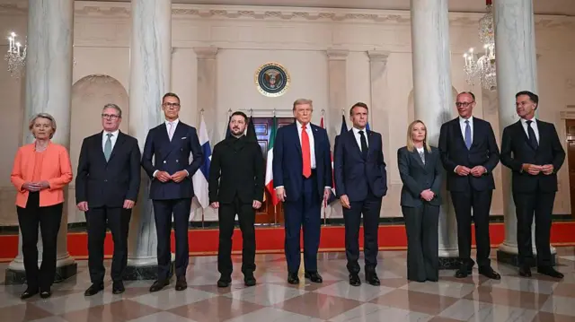 (از چپ به راست) اورزولا فون در لاین، رئیس کمیسیون اروپا؛ کیر استارمر، نخست‌وزیر بریتانیا؛ الکساندر استوب، رئیس‌جمهور فنلاند؛ ولودیمیر زلنسکی، رئیس‌جمهور اوکراین؛ دونالد ترامپ، رئیس‌جمهور ایالات متحده؛ امانوئل مکرون، رئیس‌جمهور فرانسه؛ جورجیا ملونی، نخست‌وزیر ایتالیا؛ فریدریش مرز، صدراعظم آلمان و مارک روت، دبیرکل ناتو، روز ۱۸ اوت ۲۰۲۵ در سالن کراس کاخ سفید در واشنگتن دی‌سی، برای عکس خانوادگی گرد هم آمدند. رهبران اروپایی در همین روز به رئیس‌جمهور اوکراین، ولودیمیر زلنسکی، در گفت‌وگو با رئیس‌جمهور آمریکا، دونالد ترامپ، پیوستند تا راهی برای پایان دادن به تهاجم روسیه پیدا کنند. رهبرانی که روز دوشنبه برای حضور در کنار زلنسکی به واشنگتن می‌روند، خود را «ائتلاف خواهان» می‌نامند.