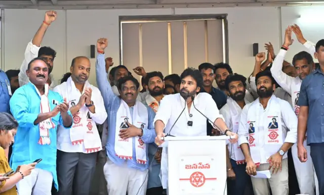 ప్రెస్ మీట్‌లో పవన్ కల్యాణ్ 