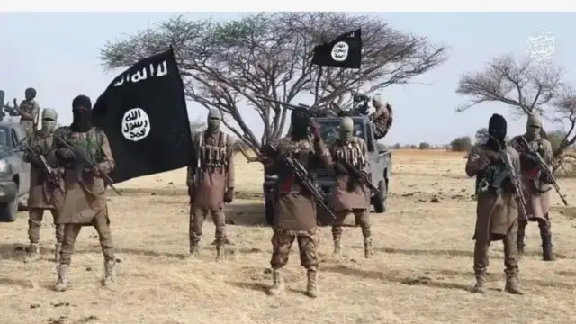 Ikọ Boko Haram ninu aginju. Wọn bo oju, gbe ibọn dani, kọyin si mọto wọn, bẹẹ ni wọn gbe asia kan ti wọn kọ keu si lara dani