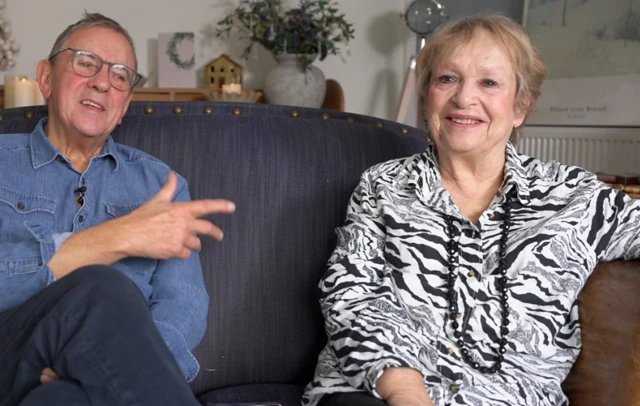 راب و دایان پارسونز روی مبلی کنار هم نشسته‌اند