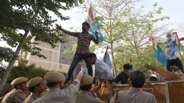 सीबीएसई प्रश्नपत्र लीक मामले में नई दिल्ली में एबीवीपी कार्यालय के बाहर प्रदर्शन करते एनएसयूआई के कार्यकर्ता (फाइल फोटो, 31 मार्च 2018)