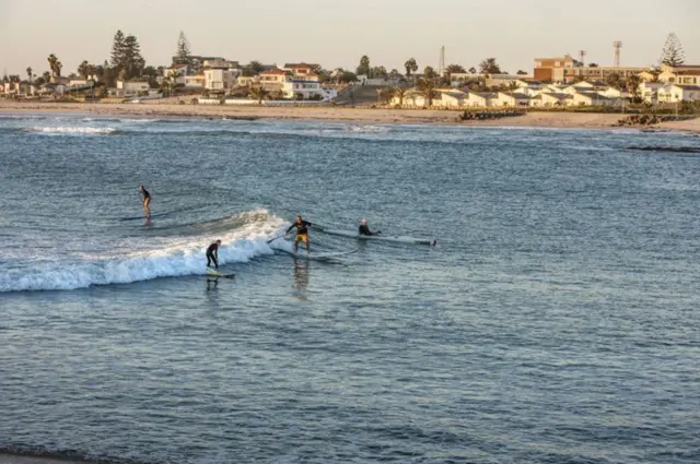 Surfistas no mar