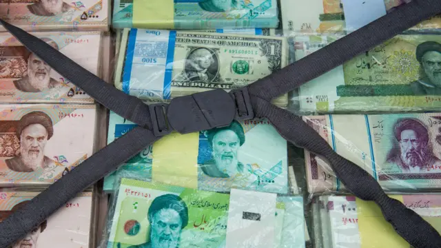 پول در چمدان