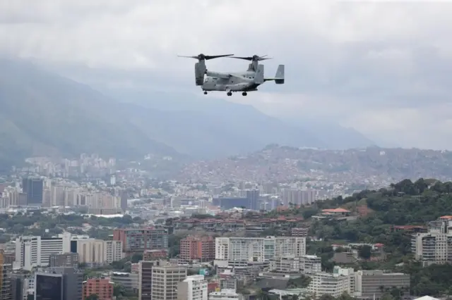 Un avión US Bell Boeing V-22 Osprey sobrevolando en Caracas