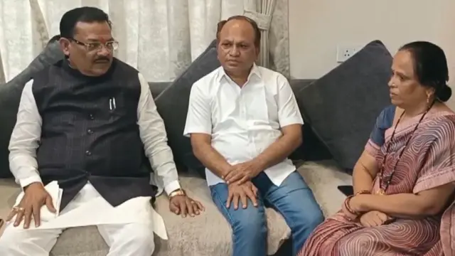 अभिजीत दिपके यांच्या आई वडिलांबरोबर संजय शिरसाट.