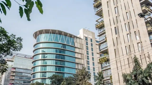 বাংলাদেশে নব্বইয়ের দশকের শুরুর দিক থেকে ভবনে কাঁচ ব্যবহারের প্রবণতা শুরু হয়।