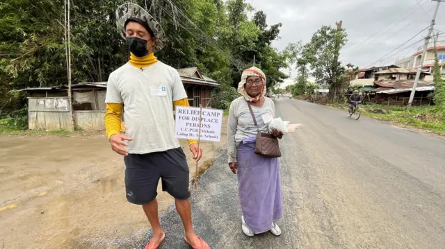 इम्फाळच्या रस्त्यांवर साबण आणि अगरबत्ती विकणारे रमेशबाबू आणि त्यांच्या गावच्या महिला