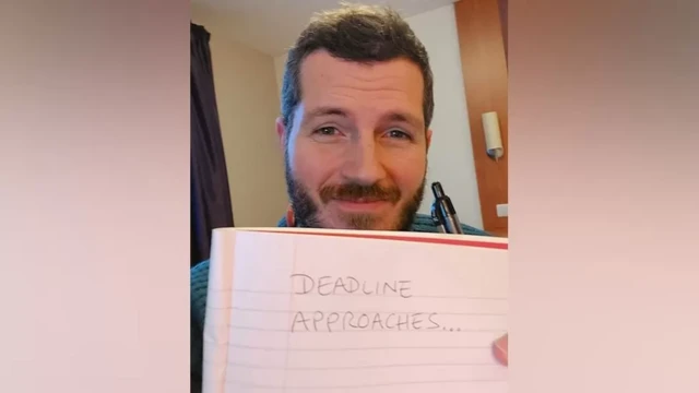 توماس لیدز دفتری را دست گرفته