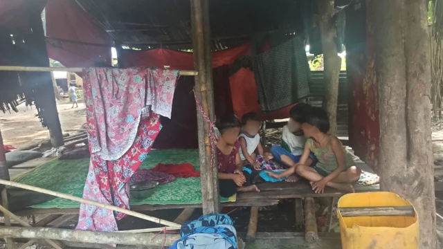 ဖခင်က နောက်အိမ်ထောင်ပြုပြီး မိခင်က စိတ်ဝေဒနာ ခံစားနေရလို့ စောင့်ရှောက်သူ မဲ့နေတဲ့ ကလေးတွေကိုလည်း ပရဟိတအဖွဲ့တွေက မိဘမဲ့ဂေဟာကို ပို့ပေးခဲ့ကြပါတယ်။