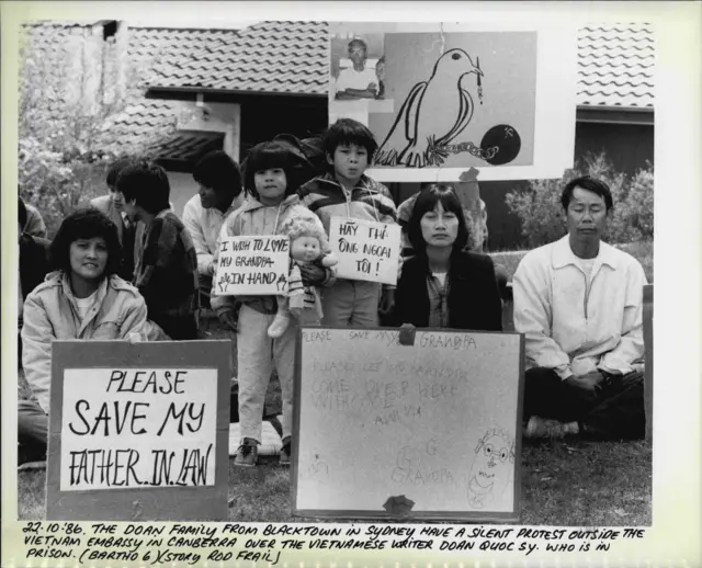 Các thành viên gia đình biểu tình yêu cầu trả tự do cho nhà văn Doãn Quốc Sỹ trước Đại sứ quán Việt Nam ở Canbera, Úc vào ngày 22/10/1986