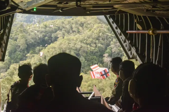 Prajurit TNI AU Skadron Udara 2 mendistribusikan heli box berisi makanan untuk pengungsi bencana menggunakan metode Container Delivery Sistem (CDS) dengan pesawat CN 295 di wilayah Tapanuli Tengah, Sumatera Utara, Senin (1/12/2025). 