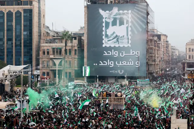 جماهيرمن السوريين يحتفلون في حلب، إحياءً للذكرى السنوية الأولى لسقوط بشار الأسد، 8 ديسمبر/كانون الأول 2025