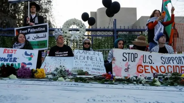 Acara peringatan untuk Aaron Bushnell di luar kedutaan Israel di Washington DC.