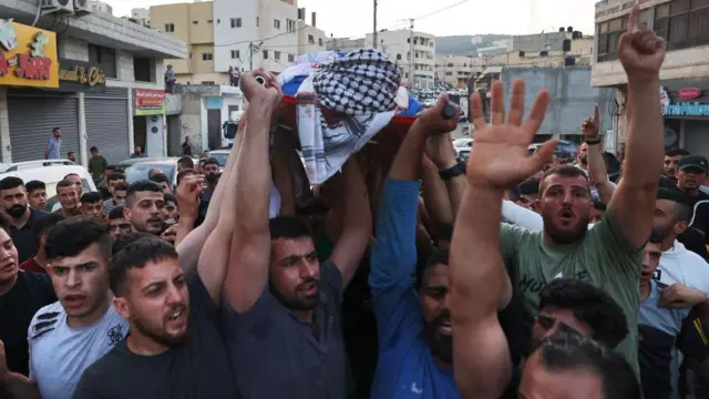 জেনিনে ইসরায়েলি হামলায় নিহত এক ফিলিস্তিনির মরদেহ নিয়ে প্রতিবাদ মিছিল