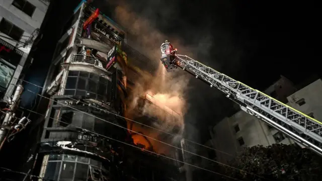 বৃহস্পতিবার রাত ১০ টার দিকে আগুন লাগে।