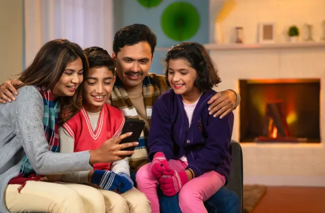 দুই শিশু ও তার অভিভাবক- প্রতীকী ছবি। 