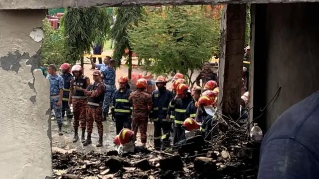 দুর্ঘটনাস্থলে উদ্ধার তৎপরতায় অংশ নেন বিভিন্ন বাহিনীর সদস্যরা 