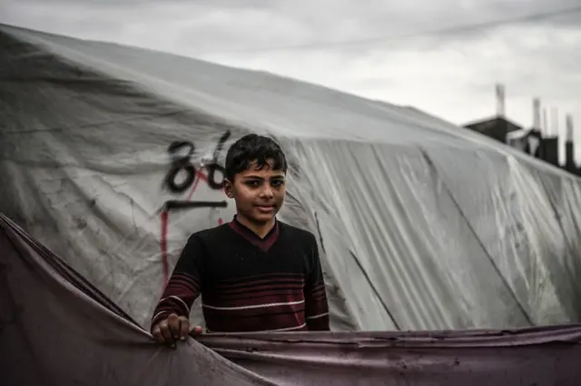 الطفل الفلسطيني محمد اليازجي البالغ من العمر 14 عاماً، والذي فقد والدته ولا يعلم شيئاً عن والده بسبب الهجمات الإسرائيلية على غزة. رفح في 28 يناير/ كانون الثاني 2024.
