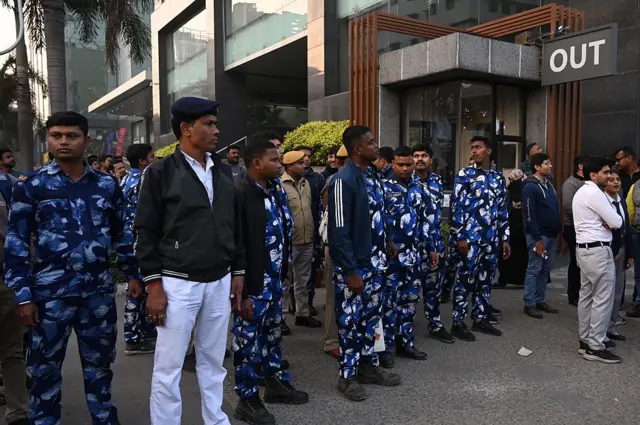 তল্লাশি অভিযানের সময়ে পুলিশি ঘেরাটোপ