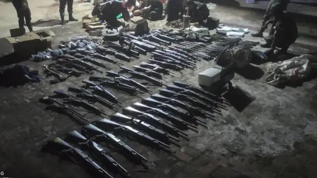 ကောလင်းမြို့သိမ်းတိုက်ပွဲ သိမ်းဆည်းရမိတဲ့ စစ်ကောင်စီလက်နက်တွေကို တွေ့ရစဉ်