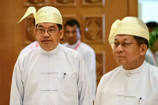 ဦးညိုစော နဲ့ ဦးမင်းအောင်လှိုင်ကို ခေါင်းပေါင်းတိုက်ပုံနဲ့ ပြည်ထောင်စုလွှတ်တော်မှာတွေ့ရ