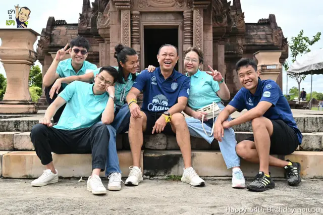 เนวิน-กรุณา ชิดชอบ และลูก ๆ ทั้ง 4 คนถ่ายภาพร่วมกันในวันคล้ายวันเกิดปีที่ 64 ของ เนวิน เมื่อ 4 ต.ค. 2565