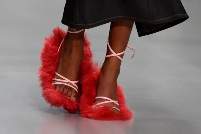 Mai tallan kayan kawa sanye da takalmin kamfanin Essie Apparel, wanda Enhle Mbali ya samar, a ranar Lahadi 28 Satumba 20224