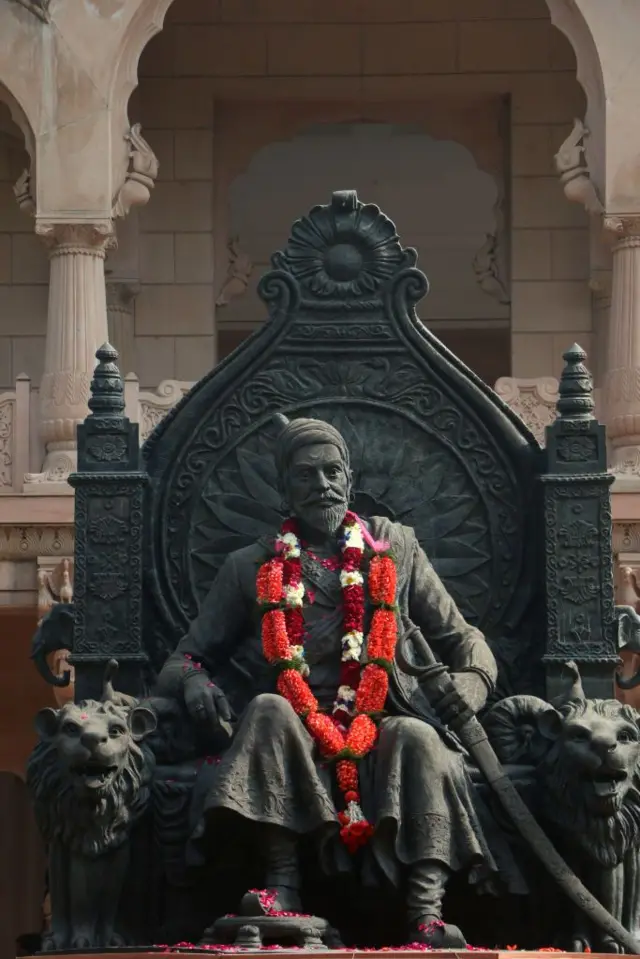 नवी दिल्लीच्या महाराष्ट्र सदनातील शिवाजी महाराजांचा पुतळा