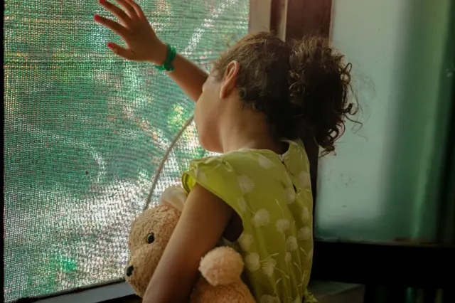 "දෙමව්පියන් දරුවාගේ අවශ්‍යතා සපුරාලන්නේ නැති විට එවැනි ගති ලක්ෂණ වර්ධනය වෙනවා, එබැවින් මෙම දරුවන් අන් අයගෙන් බොහෝ දේවල් බලාපොරොත්තු නොවෙන්න ඉගෙන ගන්නවා," සාරික් පවසයි.