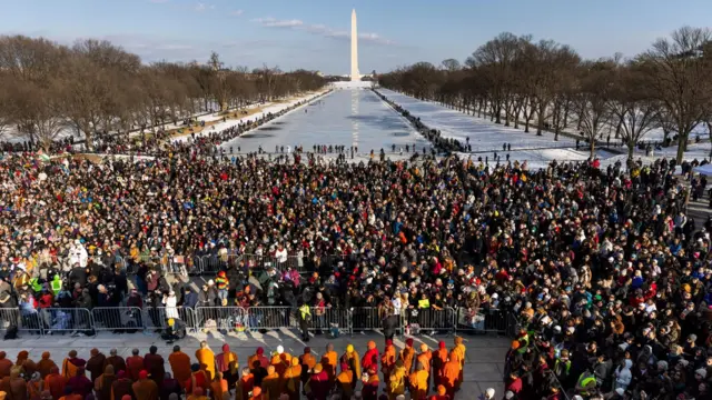 Толпа слушает буддийских монахов «Похода мира» во время церемонии у мемориала Линкольна в Вашингтоне, округ Колумбия, США, 11 февраля 2026 года.