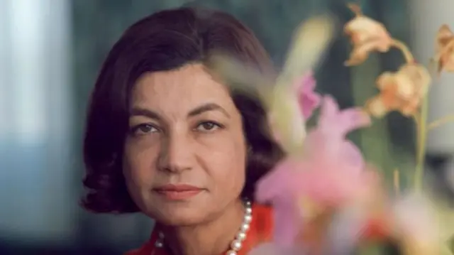 Sauti ya Ashraf Pahlavi ilikuwa tulivu akiwa uhamishoni, lakini maisha yake yalikuwa yamejaa misukosuko.