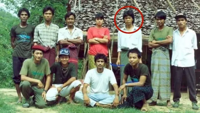 ၁၉၉၂ ခုနှစ်တုန်းက ကရင်နီဒေသမှာရှိတဲ့ ABSDF တပ်ရင်း ၃၀၃ မှာတွေ့မြင်ရတဲ့ ဆရာကျောင်း (အပေါ်တန်း၊ ငါးယောက်မြောက်)