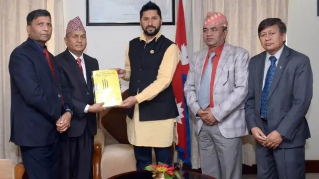 सुनको अवैध तस्करी नियन्त्रणसम्बन्धी जाँचबुझ आयोगको प्रतिवेदन बुझ्दै गृहमन्त्री रवि लामिछाने