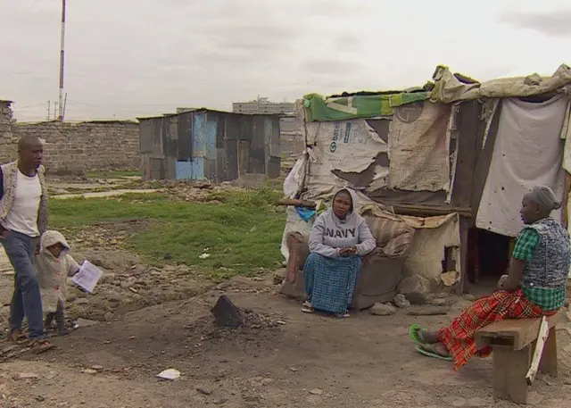 Catherine Kanini (au centre)