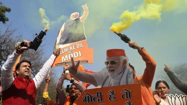 भारतीय प्रधानमन्त्री नरेन्द्र मोदीको आकृति बोकेका समर्थक