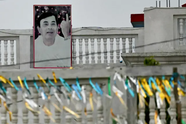 ရဲအရာရှိဟောင်းကနေ ဟိန္ဒူဘာသာဆိုင်ရာ ဂုရုအဖြစ် ကျော်ကြားလာတဲ့ Narayan Sakar Vishwa Hari ရဲ့ပုံကို မဏိပူရပြည်နယ်က Bichhawan ရွာမှာ ချိတ်ဆွဲထား