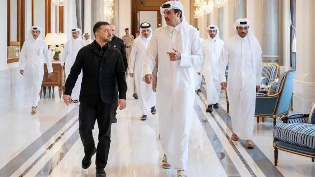 أمير قطر، الشيخ تميم بن حمد آل ثاني، يمشي إلى جوار الرئيس الأوكراني فولوديمير زيلنسكي
