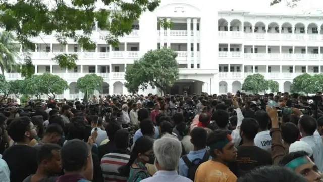 ১০ই অগাস্ট বিচারপতিদের পদত্যাগের দাবিতে সুপ্রিম কোর্টে শিক্ষার্থীদের বিক্ষোভ