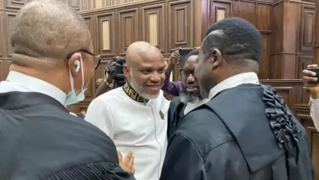 N﻿dị ọkaiwu Nnamdi Kanu mere mkpesa n'ụlọịkpe mkpegharị maka ebubo 15 gọọmentị Naịjirịa bokwasiri n'isi ya
