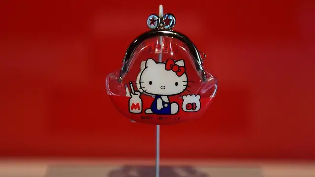 Monedero transparente adornado con Hello Kitty. 