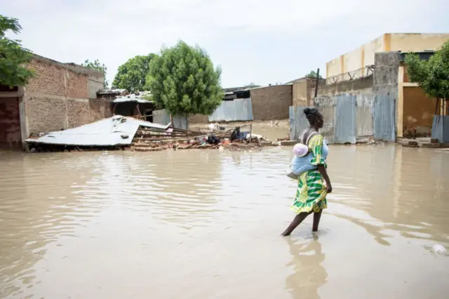 Plusieurs quartiers de N'Djamena la capitale du Tchad sont sous les eaux 